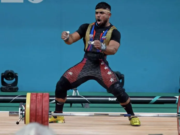 Keydomar Vallenilla wins the gold in Santiago 2023, lifting 383 kg of pure iron