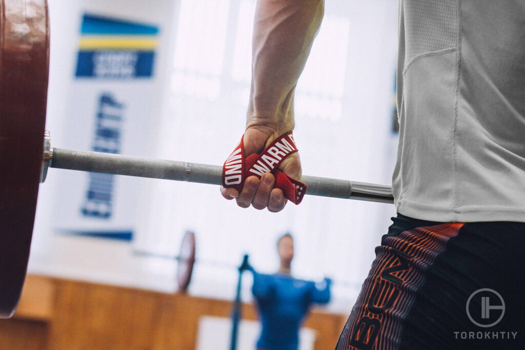 Lifting Hooks Vs Straps: The Complete Guide