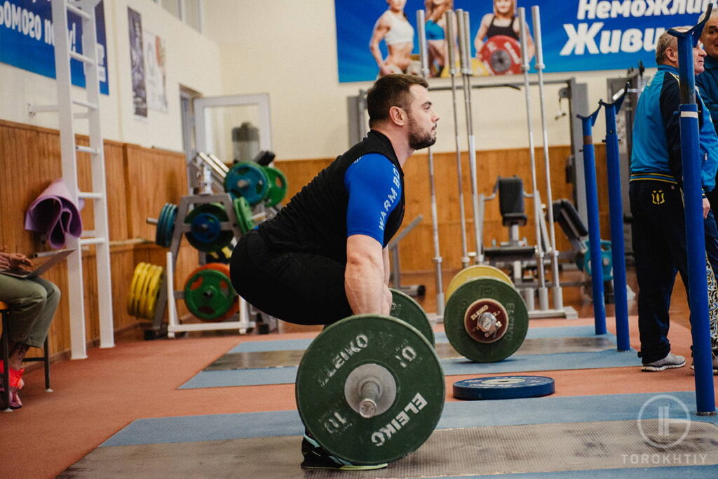 Oleksiy Torokhtiy powerlifting in gym
